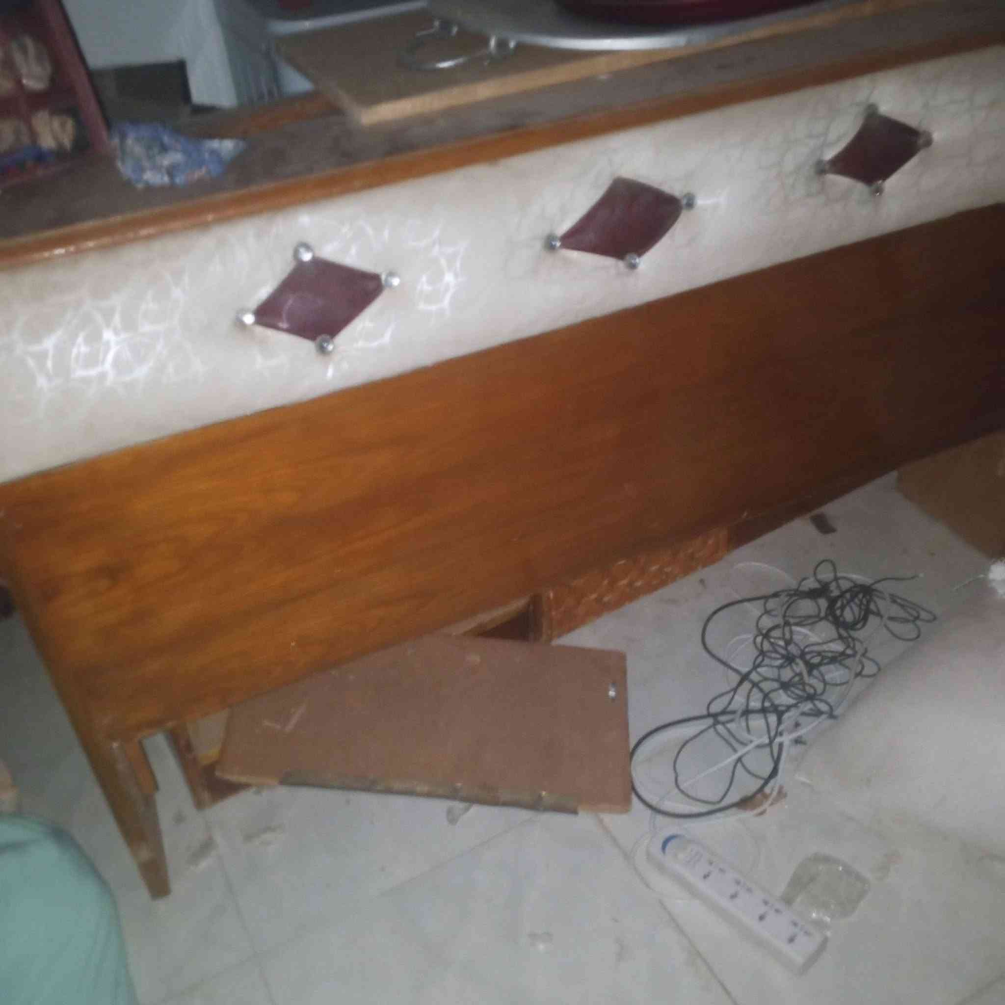السلام عليكم غرفه خشابه مستخدم بس نضيفه اللبيع السعر 600 الف وبيه مجال بسيط رقمي ***********الغرفه كامله
