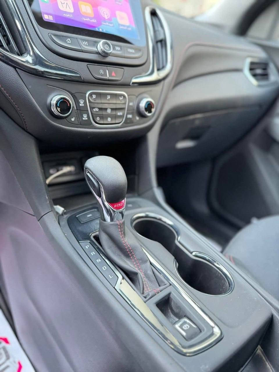 بسم الله الرحمن الرحيم
شيفروليه إكونوكس RS موديل 2023 (Chevrolet Equinox RS 2023)

المواصفات والتفاصيل:

الفئة: RS (الفئة الرياضية لمسة هيبة وأناقة كاملة).

اللون: أسود ملكي مميز.

المحرك: 1.5 لتر تيربو – اقتصادي جداً في استهلاك البنزين مع عزم وقوة ممتازة.

المظهر الخارجي:

شبك أمامي رياضي باللون الأسود اللامع مع شعار RS.

إضاءة LED أمامية وخلفية بتصميم حديث وحداد.

رنغات (جنوط) رياضية باللون الأسود بحجم كبير.

أسطبات وشعارات باللون الأسود (Blackout Package).

المواصفات الداخلية والراحة:

مقاعد رياضية مريحة مع تطريزات حمراء خاصة بـ RS.

شاشة لمس حديثة تدعم Apple CarPlay و Android Auto.

نظام دخول ذكي وتشغيل عن بعد / بلمسة زر (بصمة).

كاميرا خلفية وحساسات مساعدة على الركن.

أنظمة أمان متطورة (تنبيه الخروج من المسار، مانع تصادم، وغيرها).

الوضع العام:

السيارة بحالة ممتازة جداً وجاهزة للاستخدام بدون الحاجة لأي مصاريف

نوع الرقم / اللوحة مميز بغداد 

المسافة المقطوعة 20 الف 

السعر المطلوبة 185 

للتواصل واتساب فقط ***********
