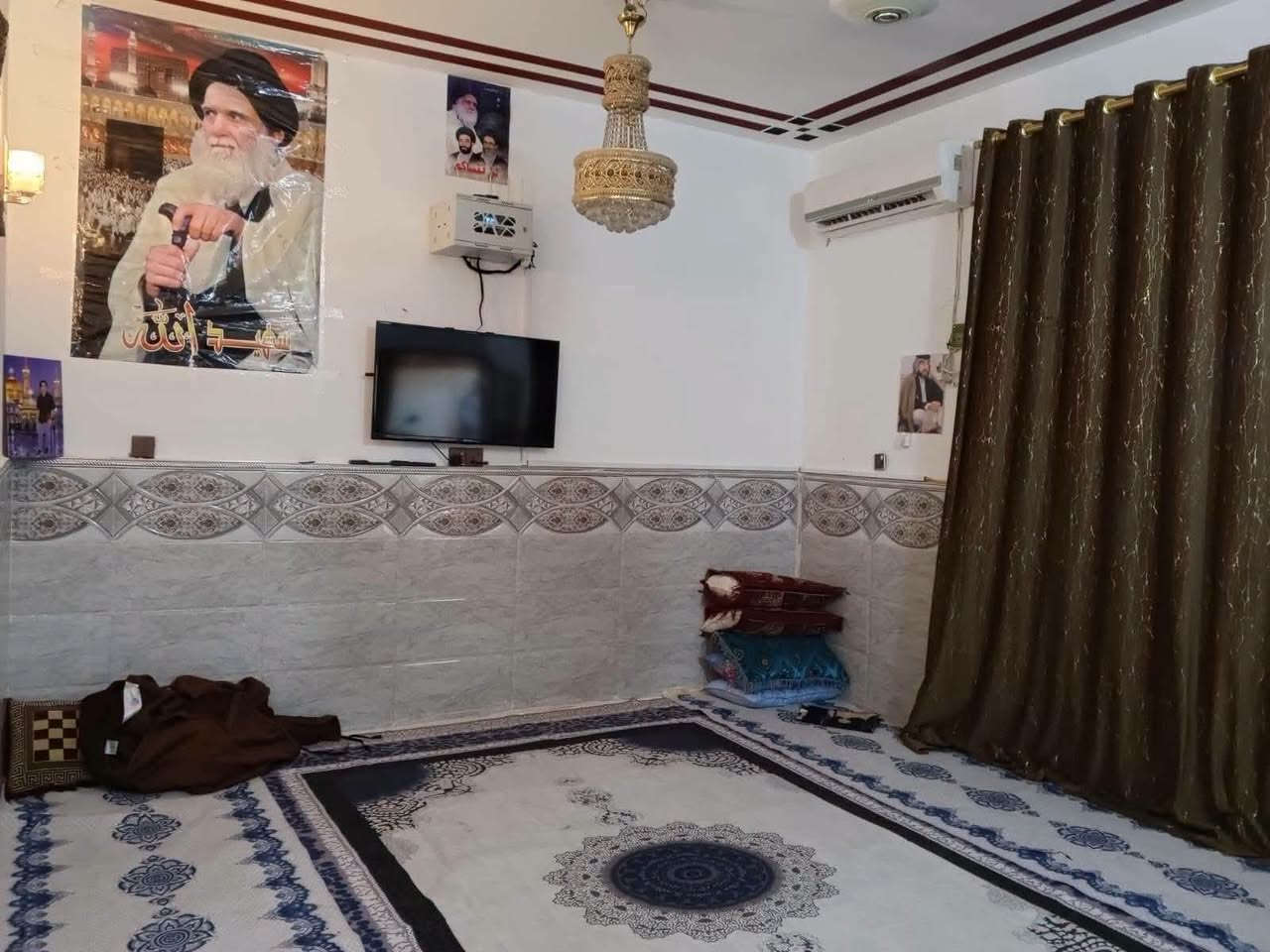 🏠دار للبيع مساحته 200متر  نظيف  يحتوي على غرفتين نوم وهول ومطبخ واستقبال وصحيات داخلية وخارجية وگراچ  كبير
🔳مبني من البلوك 
🔳السقف صب كونكريت 
🔳الارضية والجدران سيراميك 
🔳نوع العقار طابو زراعي 
🔳مرقم من قبل البلدية 
🔳قريب جداً من الشارع العام 
السعر//47 مليون وقابل للتفاوض 
عنوان كوت حي الحكيم الأولى شارع افران الهادي 
للاستفسار الاتصال 
***********
***********
***********
مكتب دلالية أهل الديرة للعقار 
عنوان المكتب كوت حي الحكيم الاولى مجاور شركة كالة المكتب الركن

