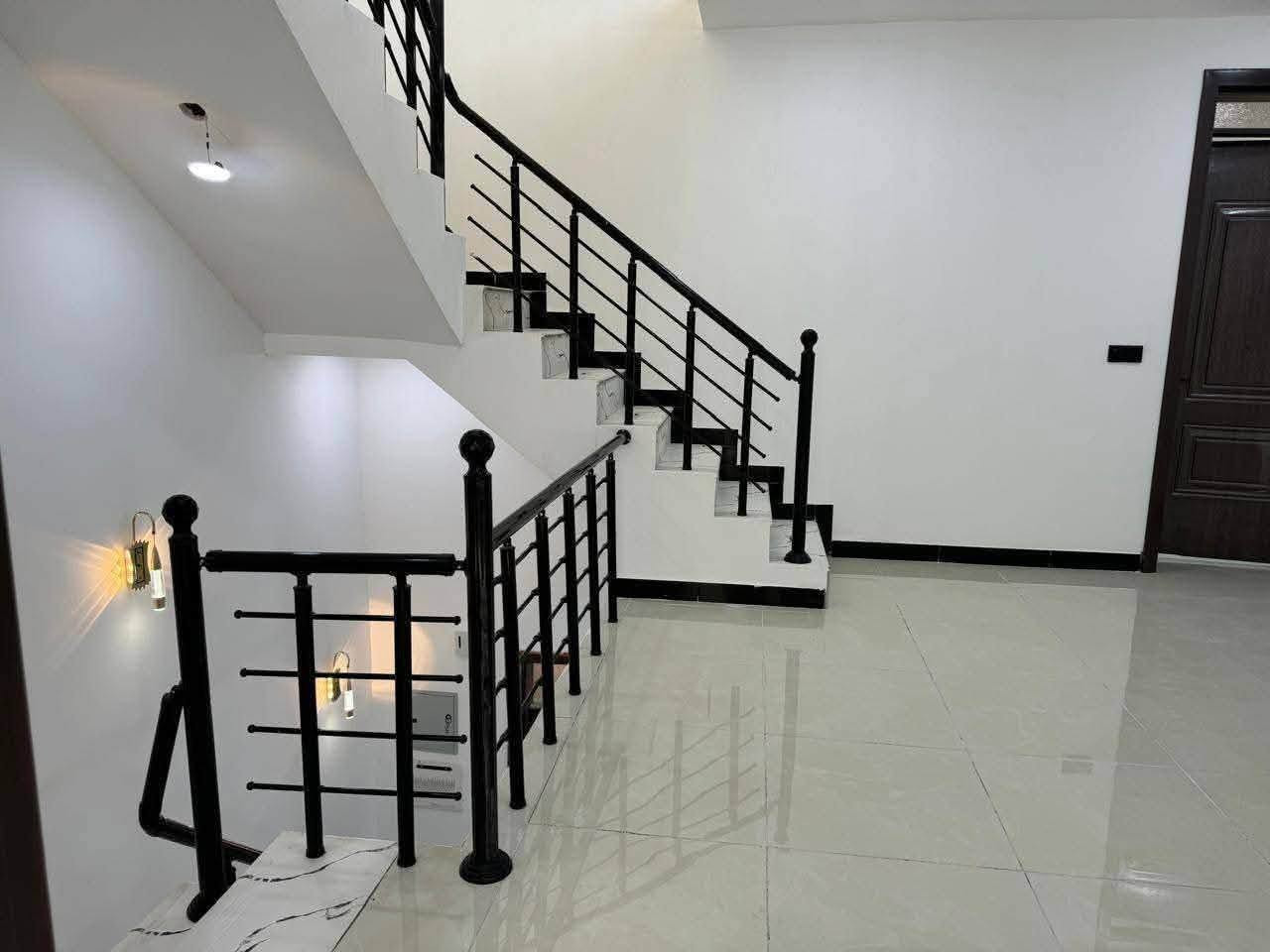 للبيع بيت سكني 100 متر – طابقين
✨ واجهة مودرن وتشطيب راقي وعصري
📐 المساحة: 100م²
🏠 البناء: طابقين
🛏️ عدد غرف النوم: 3 غرف
🚿 تصميم عملي ومناسب للعوائل
💡 إنارة وديكورات واجهة مميزة
🚪 أبواب وشبابيك بتصميم عصري
📍 الموقع: بغداد – الدوره /مجمع السلطان الثالث 

💰 السعر: يُذكر عند التواصل
📞 للاستفسار والتفاصيل: راسلنا خاص 
***********
