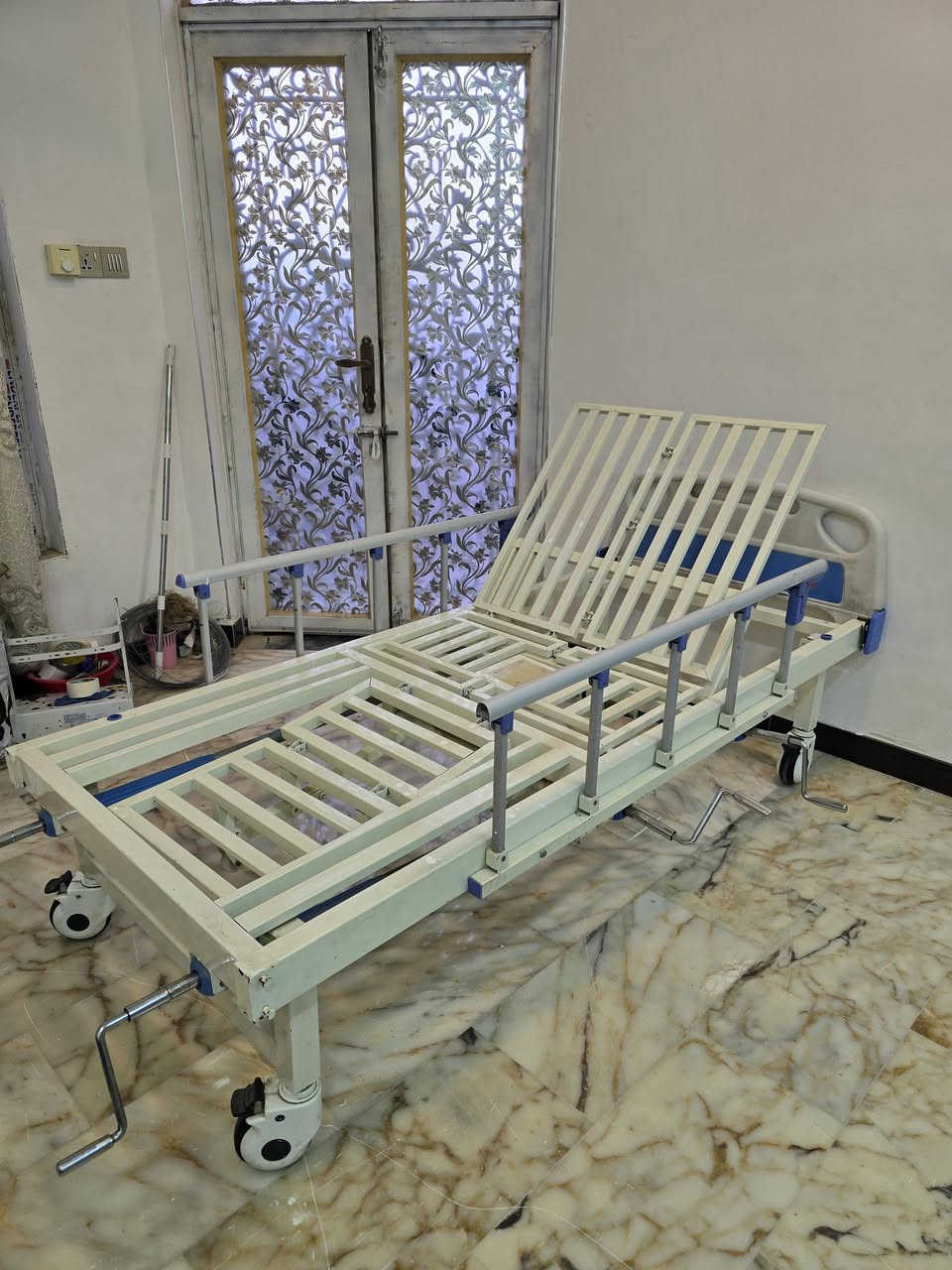 للبيع سريرطبي خمسة حركات مستخدم بسعر ٢٥٠ الف نهائي  ***********
