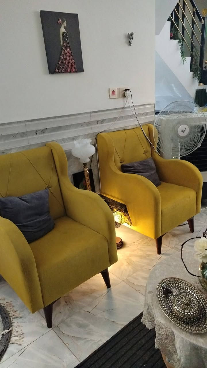 سلام عليكم غراض بيت مبرده استعمال قليل سعر ١٥٠ وتخم مع طبله هديه سعر ٢٥٠  معرض سعره ٥٠ مكان زراعي طريق يا حسين ***********
