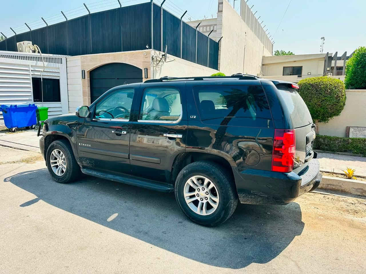 للبيع تاهو LTZ ابتر   اسود فوووول مواصفاات 1/1 كفااااله (كير محرك تبريد ❄️ حداده تخم تاير ) كلها على وضع الشركه 
موديل :٢٠٠٧ بااسمي رقم انكليزي سليمانيه 
كشنات جلد + تدفئة وتبريد 
كامره خلفيه
حساسات خلفيه 
شاشات داخليه 
اشاير بل مري +شفط
كشنات كهربائيه 
تحكم ستيرن كامل + كروز سرعه 
جنطه شفط 
تنته سقف 
ملاحضه : البنيد والقماره جراد قليل بلصبغ الكل تعرف التاهو ولون الاسود :عايفها على وضعها 
#السعر٢٠٠ وبيها مجال #بغداد  ***********
