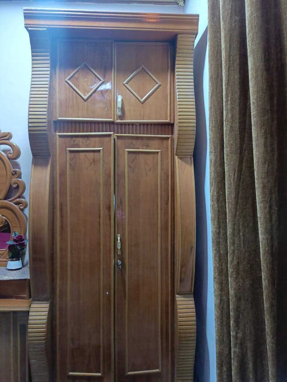 سلام وعليكم قرفت اخشاب للبيع مستعجل ع البيع شرط النضافه 100%مكاني بصره الي يحب يتواصل *********** عله عيني وراسي
