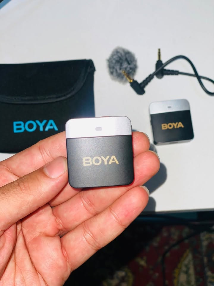 سلام عليكم مايك احترافي من شركة BOYA 
مستعمل جدا قليل اشتريته 95 الف

السعر 75 قفل 
واتساب ***********

نص مكتوب في الصور:
- BOYA BOYA M1V1 MICROPHONE WIRELESS ميكروفون بويا M1V1 مفرد يدعم الكاميرات والهواتف الذكية BACKGROUND.IRAQ background.iq FOR PHOTOGRAPHIC EQUIPMENT . إلغاء الضوضاء بضغطة زر . يعمل لمدة 6 ساعات متواصل . مناسب للمقابلات بين شخصين والبودكاست والبث . المدى يزيد عن 60 متر