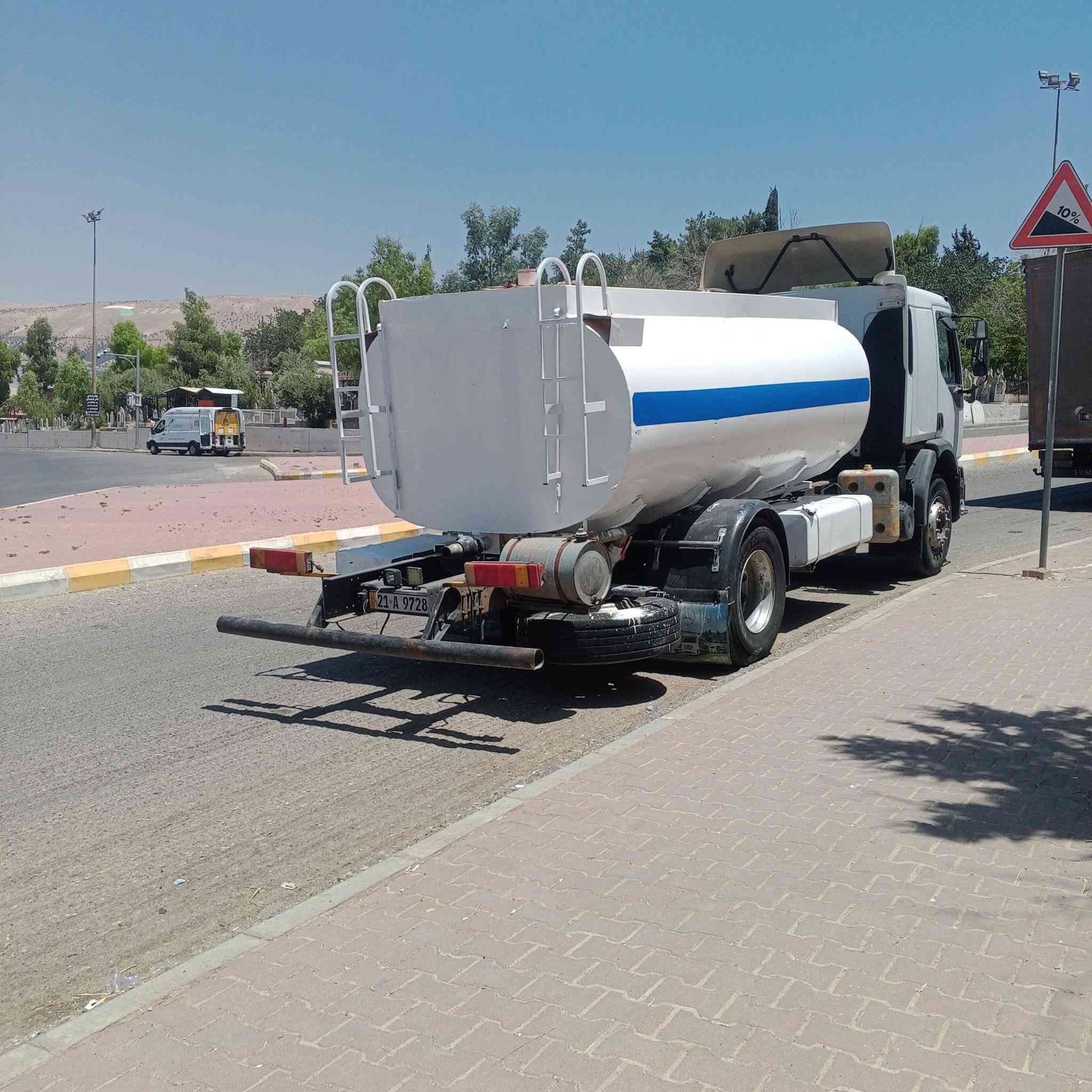 رينو تنكر جاهز شغل محرك گير اكسل بشرط محرك إنجكتر حجم٢٧٠ شاسي طول٦.٥م حجم تنكر١٢٠٠٠ل 
*********** ***********مكان سليمانيه سنويه نهايه ٢٠٢٨
