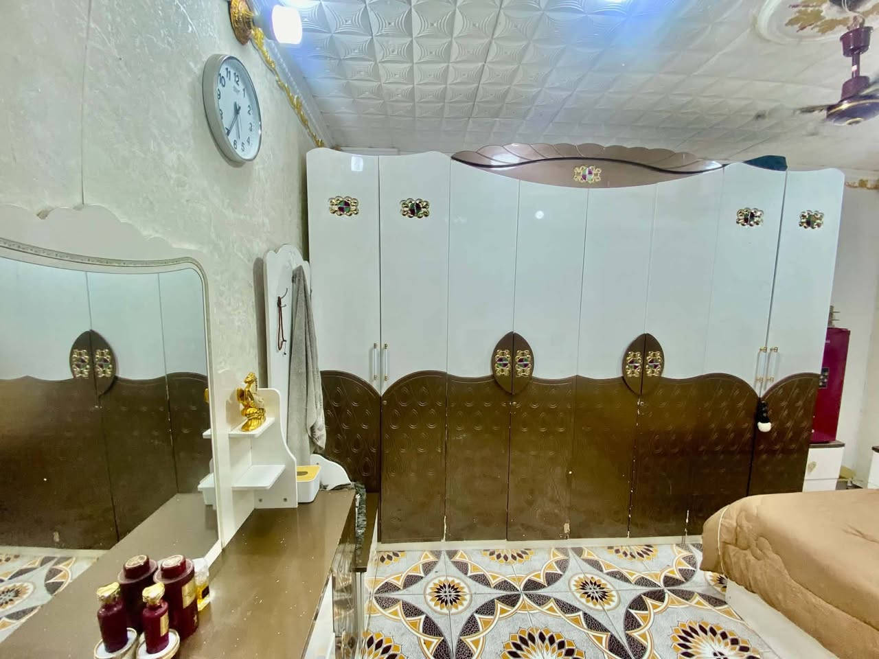 غرفه تركيه نوع ثقيل بسرير كبير يحتوي على مخرن داخلي رفع مع كنتور حجم ٣ امتار و٢٠ الغرفه ٦ قطع الغرفه بيها خدوش تحتاج لصبغ وهي مصنعه للغرف الكبيره سبب البيع مساحه الغرفه المبنيه صغيره وتحتاج الى مكان اكبر السعر 650 الف في ميسان العماره ( *********** )  أمانه الشراي من تشتري تنطيني خبر
