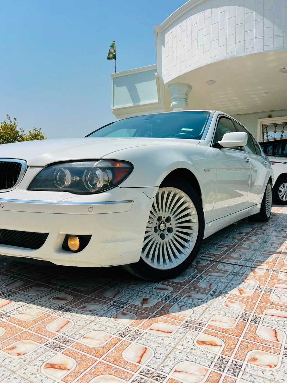 السلام عليكم BMWباخره موديل 2007حجم 750Liمكفوله من صبغ وتبديل  ماعده بارد كلش بسيط بدور جاملغ خلفي جهت سايق موصفات خمس بردات بوب شفط وجنطه هم شفط رقم بغداد بسمي مداور شوكت متريد والجنايه يعرفن شنو سياره مكان بابل  سعر 145رقمي ***********بي وساب وبيكم خير وتدللون من رخصه مدير كروب

