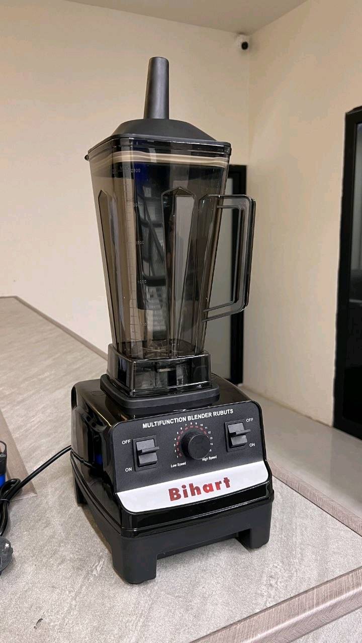 خلاط كهربائي من Bihart

خلاط Bihart المتكامل بقوة 4500 واط وسعة 2.5 لتر

خلاط احترافي متعدد الوظائف، مصمم للأداء العالي والتحمل الشديد في المطبخ، يجمع بين القوة الكبيرة والسعة الضخمة لتحضير العصائر وطحن الحبوب بكفاءة.

• أداء جبار وسرعة فائقة: محرك قوي يصل إلى 32,000 دورة في الدقيقة لسحق المكونات في ثوانٍ.

• وعاء ضخم ومقاوم: سعة 2.5 لتر مصنوع من مادة البولي كربونيت المتينة لتحضير كميات كبيرة دفعة واحدة.

• تحكم دقيق بالسرعة: ميزة (Stepless speed regulation) التي تتيح لك اختيار السرعة المناسبة بدقة تامة.

• شفرات فولاذية حادة: مزود بشفرات تقطيع من الفولاذ المقاوم للصدأ (Stainless steel) قادرة على تكسير الثلج والمكونات الصلبة.

• حماية ذكية للمحرك: نظام أمان داخلي للحماية من التيار الزائد وارتفاع درجة الحرارة لضمان استمرارية العمل.

• العلامة التجارية: Bihart.
• الطاقة الاستهلاكية: 4500W.
• سرعة الدوران: 32,000RPM.
• السعة: 2.5 لتر.
• مادة الوعاء: بولي كربونيت (Polycarbonate).
• الجهد الكهربائي: 220V–240V / 50Hz.
• الاستخدامات: خلط (عصائر، ميلك شيك)، طحن (قهوة، مكسرات، حبوب، توابل).

محتويات العلبة:
• قاعدة المحرك الرئيسية.
• وعاء الخلط سعة 2.5 لتر.
• غطاء الوعاء (مع سدادة الغطاء).
• عصا التحريك اليدوية (Stirrer bar).
• دليل الاستخدام (Instruction Manual).
السعر:  25 الف 
التوصيل : 3 بغداد 5 محافظات