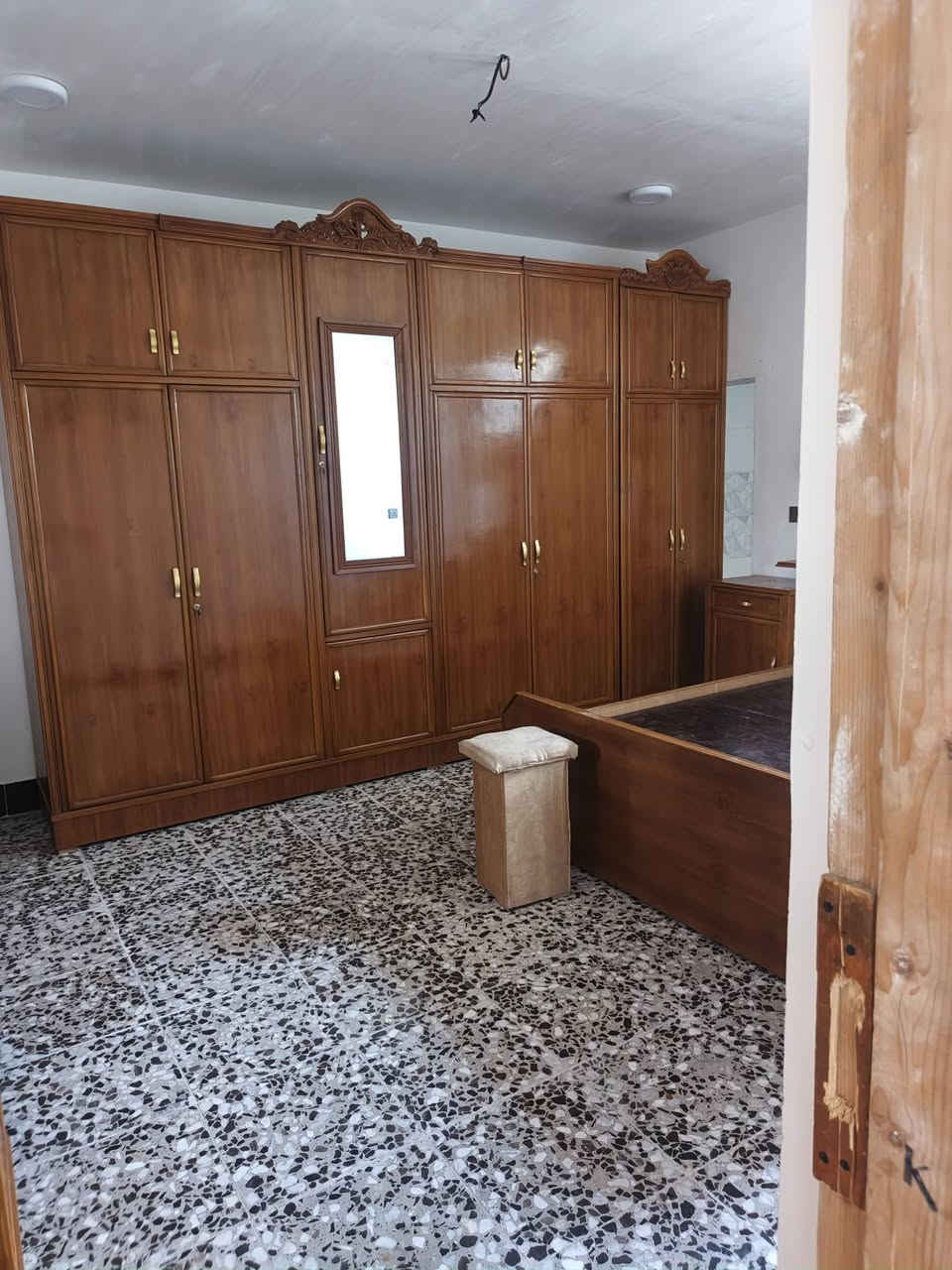 الدار للبيع مساحه 135
7x19
4غرف نوم 
بناء حديث يبعد عن السوق و الامام ٣ دقايق 
للستفسار:-***********
