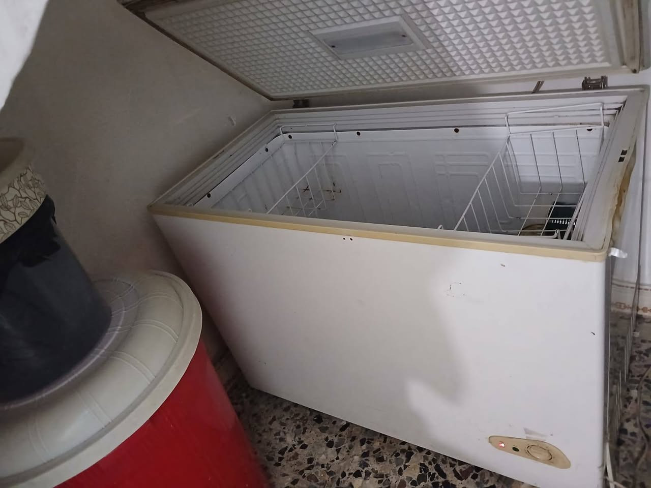 يالله بيع مستعجل
اغراض بيت للبيع
 الجربايه الخشب ام نفرين سعر 30
 والغساله ٣٠ بيها بس النشافه ضعيف
 والمجمده ١٥٠ وبيها مجال
العنوان الشعله شارع أبو هاتو 
*********** بي وتساب الشراي يتصل ع الرقم امانهكول من طرف مسره @إشارة
