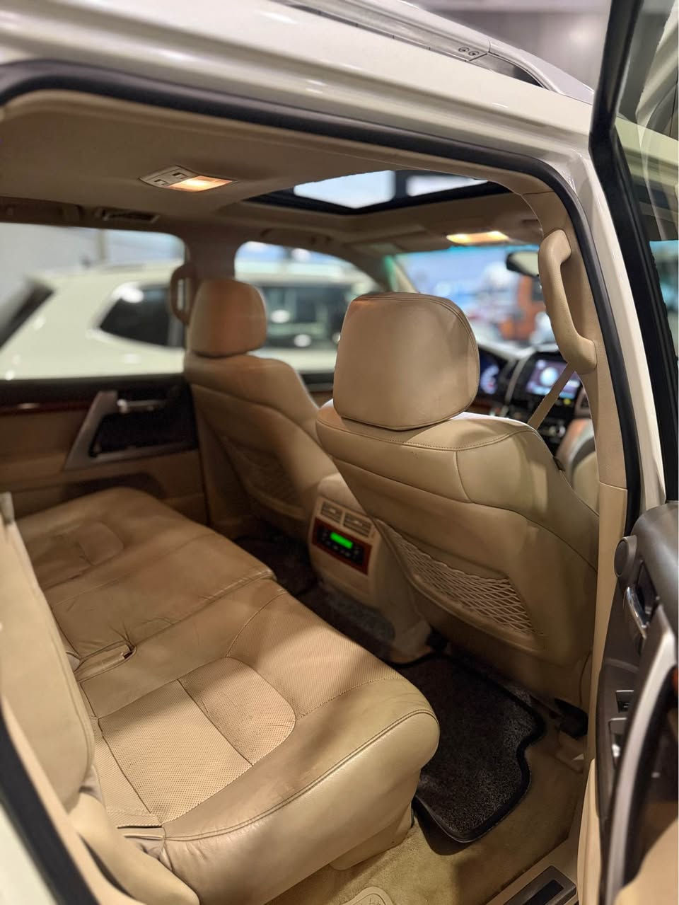 Land Gruiser 2015 
VXR V8 
153000 KM 
Fuulll 1/1 
حساس امامي و خلفي 
بصمه تشغيل عند بعد
بصمه ابواب خمسه
فتحه سلايت
كشنات جلد 
كشنات تبريد و هيتر 
تشغيل عن بعد
8 ارباگ
زراكات لايت 
مثبت سرعه
سبعه راكب
تحكمات ستيرن
تبريد مركزي 
ثلاجه 
و باقي مواصفات معروفه 

دعم +صبغ + تحويل+غرامات +وكاله + گير + مكينه + كهرباييات شرط 
مكينه ما مفتوح 

مكان سياره : دهوك 
*********** دهوك, العراق

