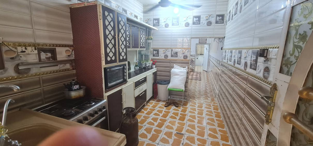 .بيت للبيع منطقة ابو رمانه خلف مركز الشرطه المساحه ١٣٠ قاطين الأرضي صحيات حمام خارجي وداخلي واستقبال ومطبخ وصاله وغرفه . والقاط الثاني ٣ غرف . السعر ١١٠ اي استفسار الاتصال على هذا الرقم ***********
