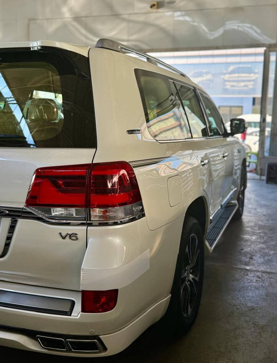 تويوتا لاندكروزر  2021 GXR (Grand Touring – SAS)
 (باب أول – شركة SAS) 
السيارة على وضعها البلدي (أصلية بالكامل)
بدون صبغ، بدون بارد، بدون تبديل، بدون رمل
دعاميات ولحيات بشرط وكالة مغلفه PPF 
كفالة عامة من كلشي
محرك بشرط 
4 تايرات دنلوب أصلية جديدة
سنوية + زنك + رقم كلها جديدة وجاهزة
جاهزة 100% بدون أي نقص
المواصفات (فل فل 1/1)

🟪 السعر  :: اتصل 

فتحة سقف
بصمة تشغيل + أبواب (2 بصمة)
تشغيل عن بعد
صندوق شفط (كهربائي)
3 شاشات
4 كاميرات
شحن وايرلس
كشنات جلد + كشنات كهرباء (كشن السائق 3 دكم)
ثلاجة
نظام ECO 
ماشيه ٥٨ الف
حساسات أمامي وخلفي
مرايا شفط + طي أوتوماتيك
لايت LED + زينون 
***********
