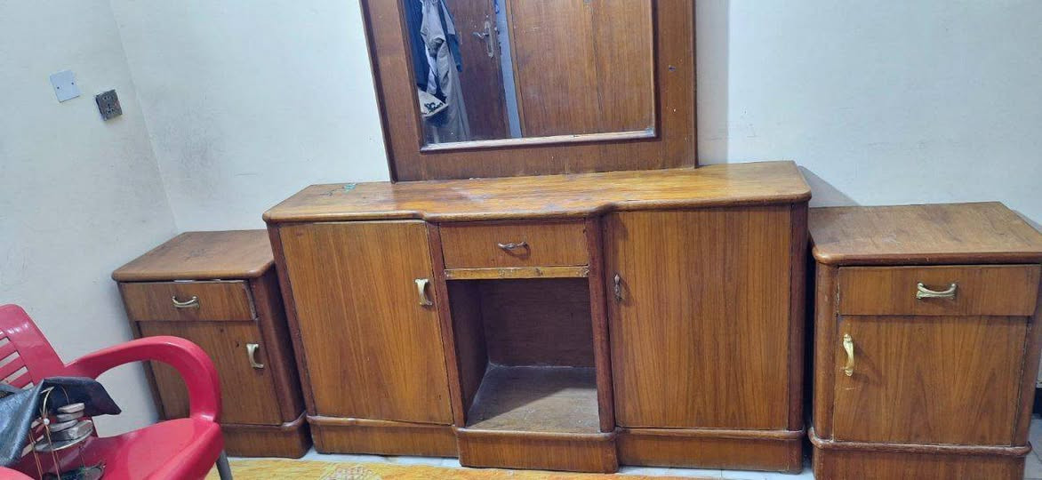 السلام عليكم... غرفة خشب صاج 5 قطع نضيفة 
السعر 450 وبيهة مجال بسيط 
الموقع بغداد / جميلة     للاستفسار خاص او اتصال ***********
