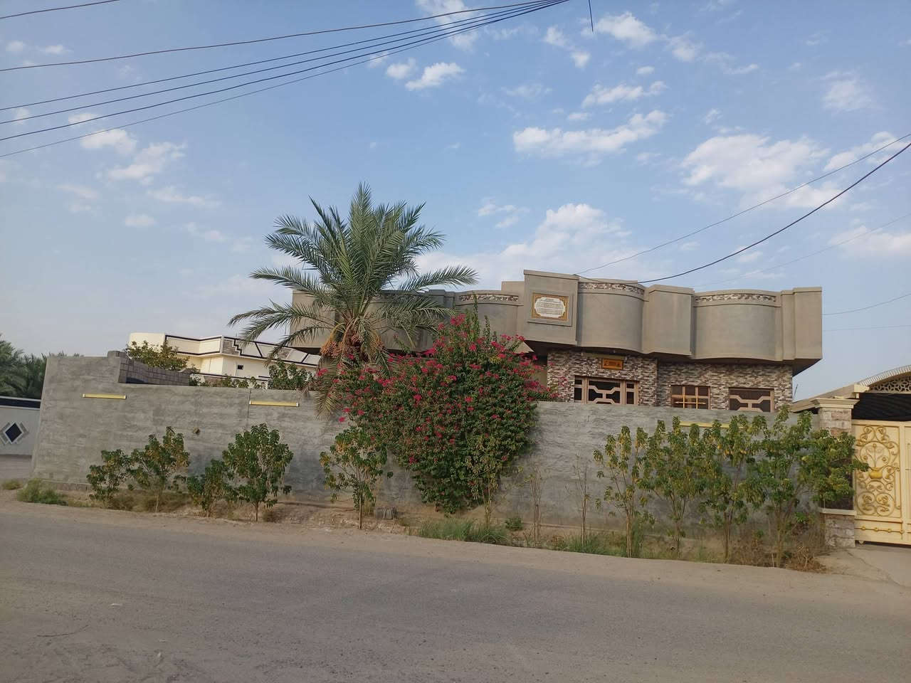 سلام عليكم بيت للبيع اطراف الفلوجه شهابي بيت مساحه ٤٢٠ متر بناء طابوك البيت يتكون من غرفتين +صاله +ديوانيه +مطبخ خارج وداخل + صحيات داخل وخارج + مخزن خارجي الشارع 12 متر تبليط البيت صاير ركن السعر ٧٥ وبي مجال رجائن الموشراي لا يتصل ***********

