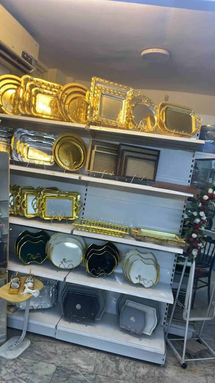 رفوف للبيع اكو بيهن وسطيات اكو بيهن جهه وحده بيها ظهر اكو الي يندك بل حايط. ادخل خاص وانطيك كل التفاصيل الي تريدها والعدد المكان حي الاعلام شارع البداله

نص مكتوب في الصور:
- ميلانو للرفوف الحديثه *********** جملة - مفرد