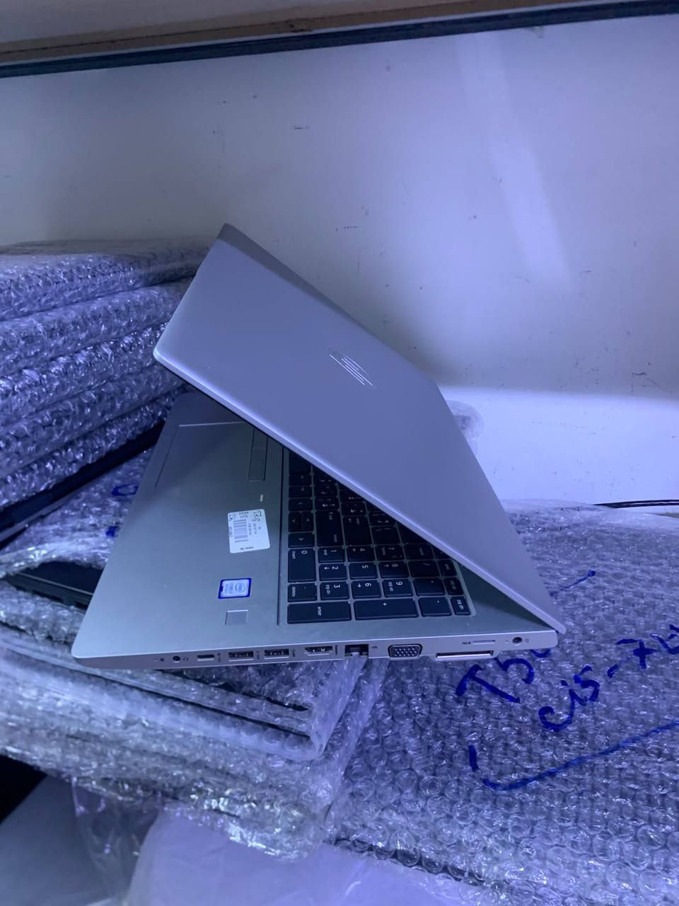 💻 HP 650 G5
🔥 المواصفات: 
🔹 المعالج: Intel Core i7 الجيل الثامن (8th Gen)
🔹 الرام: 8GB DDR4
🔹 التخزين: 256GB SSD
🔹 كرت الشاشة: Intel UHD Graphics
🔹 الشاشة: 15.6 إنج
🔹 يدعم Wi-Fi وBluetooth وكاميرا مدمجة

⚡ الأداء: جهاز قوي ومناسب للعمل والدراسة والاستخدام اليومي، ويتميز بمعالج Core i7 من الجيل الثامن الذي يوفر سرعة ممتازة في تشغيل البرامج وتعدد المهام، مع شاشة كبيرة مريحة للعمل لفترات طويلة.

✅ مناسب للطلاب والموظفين
✅ أداء ممتاز للأوفيس والتصفح والاجتماعات الأونلاين
✅ سرعة عالية بفضل SSD
✅ شاشة 15.6 إنج مريحة للعمل والدراسة
✅ يدعم Windows 10 وWindows 11
✅ قابل لترقية الرام والتخزين

🔸 ملاحظة: الجهاز مستعمل (باله) بحالة جيدة، مفحوص وجاهز للاستخدام.

📞 للاستفسار والحجز: ***********
#HP
#HP650G5
#باله
#لابتوب_مستعمل
#حاسبات
#لابتوبات
#بغداد
#عروض_حاسبات
