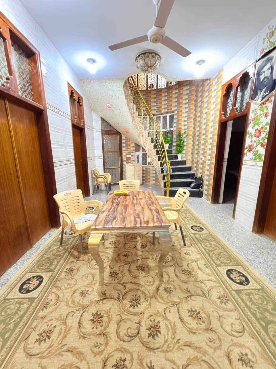 ⭕️دار للبيع في حي الامام قريب من شارع الضغط 

⭕️المساحة ٣٠٠م طابو صرف 

⭕️بناء حديث ٢٠٢٣ 

⭕️الطابق الارضي يحتوي على صاله وهول ومطبخ وغرفتين نوم ومجمع صحيات 

⭕️الطابق الثاني يحتوي على ثلاث غرف نوم ومجمع صحيات 

📞 لطلب السعر والتفاصيل: مراسلة الصفحة أو الاتصال على الأرقام أدناه.

🔹 نستقبل جميع عروضكم السكنية 🏠 والتجارية 🏢 في كافة مناطق الحلة.

……………………………..

📍 للمزيد من المعلومات:
مراجعة مكتب بابل للعقار الكائن في شارع ٦٠، مقابل حلويات ريف دمشق أو كراج ناجي كماش سابقًا.

☎️ للاتصال:
*********** — أبو أحمد الأسدي
*********** — أحمد الأسدي
*********** — أمير الأسدي
