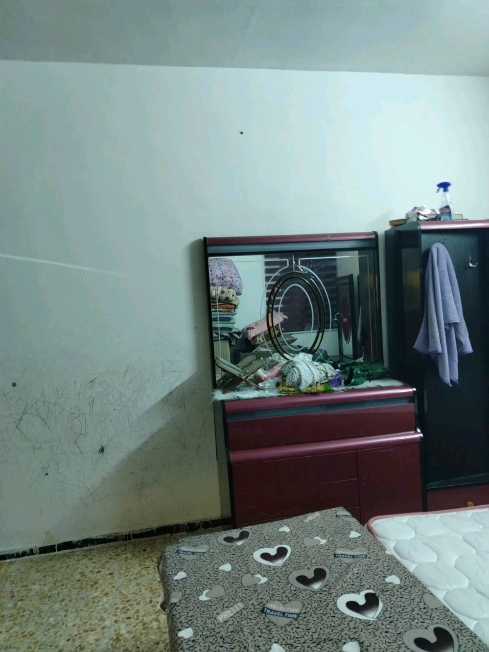غرفة تركي • ٨ قطع • مراية متضررة