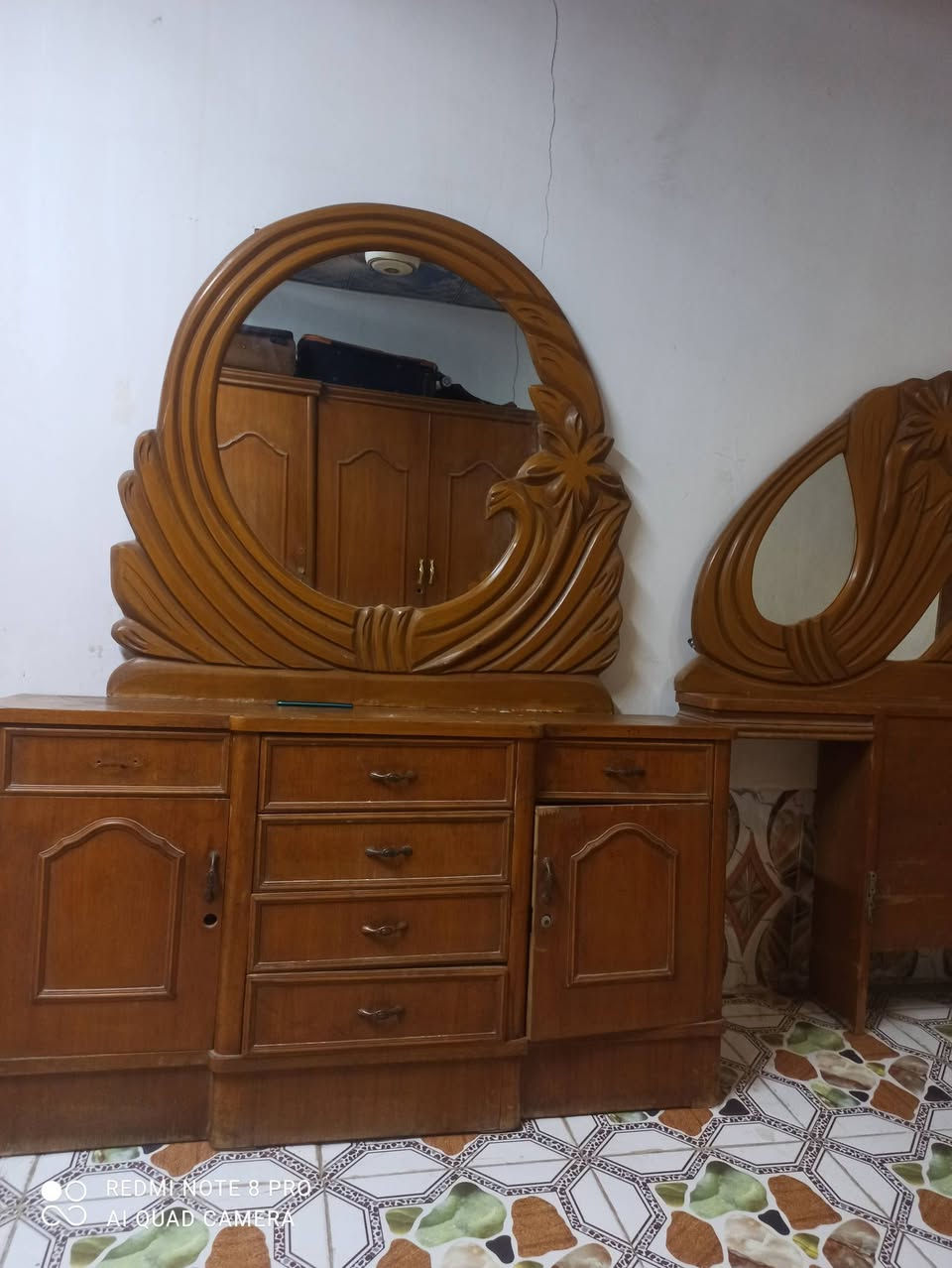 السلام عليكم غرفه نوم للبيع نظيفه الغرفه والخشب الاصلي القديم سعر الغرفه 350ألف دينار إلي يحب يتفضل خاص او ع وتساب ***********

نص مكتوب في الصور:
- REDMI NOTE 8 PRO AI QUAD CAMERA