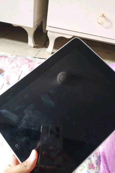ذذايباد شبه فحم يجي يشتغل علي حظك يعني انت وحظك  يشتغل او لا..
: 16 جيجابايت (16GB)، كما يظهر بوضوح داخل المستطيل الصغير أسفل كلمة iPad.رقم الموديل (Model): ستجده مكتوباً بخط صغير جداً في السطر الأول من الكتابة السفلية، ويبدأ بحرف A يليه أربعة أرقام (على الأغلب A1395 لنسخة الواي