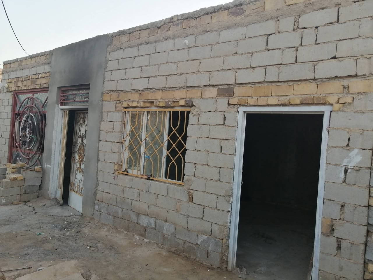سلام عليكم دار للبيع المساحه ٣٠٠ مكون من غرفتين وصاله وبراني ومطبخ وصحيات البيت يحتاج ترميم او صبغ اخوان تم تخفيض السعر ٢٥ وبي شويه لئن عندي ضرف والله المكان طريق السنيه ديوانيه يم مجمع الصادق استفسار اكثر خاص او اتصال 
*********** بي واتساب
