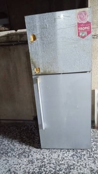 ثلاجه لل بيع السعر ١٠٠ شغاله ٢٤قدم بس الفريز الجامه طاكه ماعليه شي٠٧٧١...