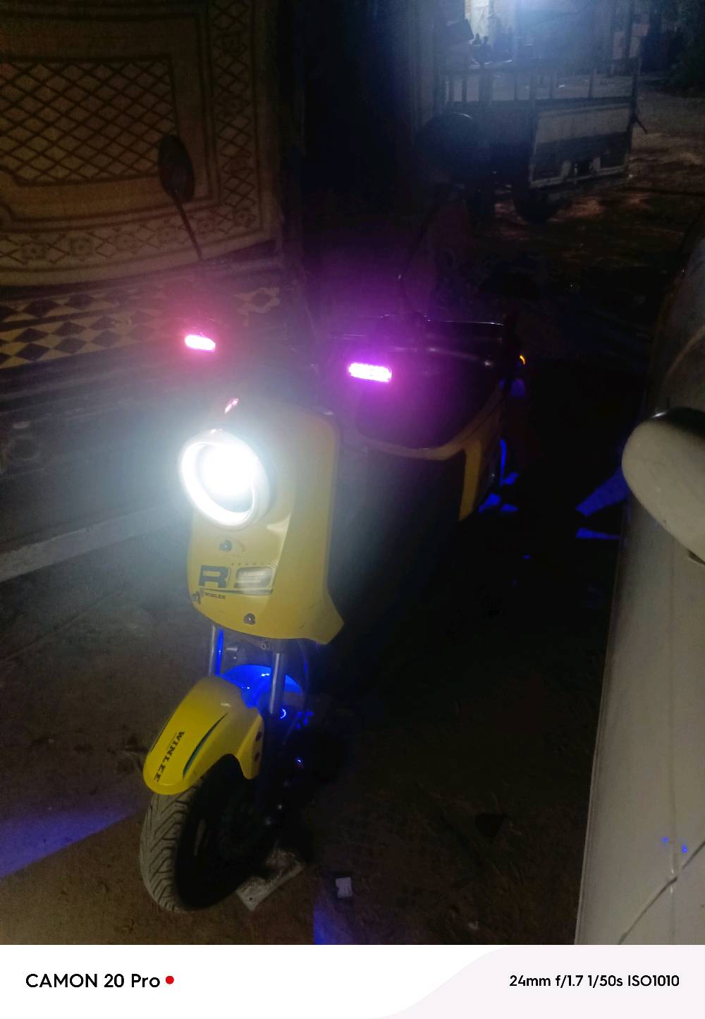 درجة شحن R9 ب300 وبيها مجال للطيبين
الدراجة ماطور 1200
سماعة بلوتوث 
شاشة ذكيه 
حساس بريك 
ابريكات دسكات هايدروليكي امامي خلفي 
نشرات 
الدراجة مقفولة 
مكاني نجف شارع المدينة
الرقم ***********