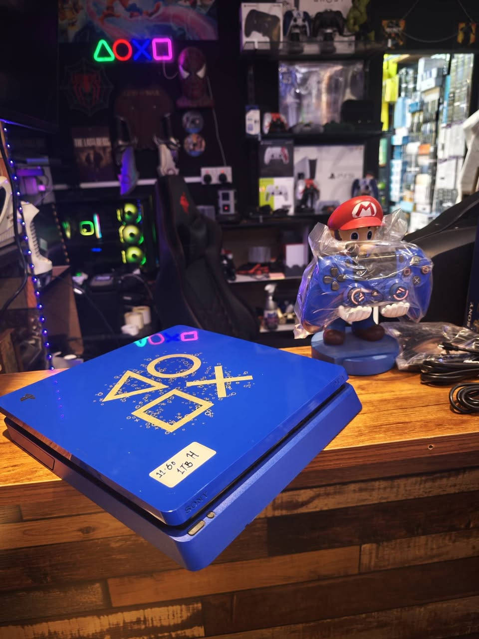 PS4 SLIM 1TB USED LIMITED EDITION 
بلي4 سلم بالة مستعمل نسخة خاصة ..
الجهاز قطعة مميزة نظافة فوول،ذاكرة الجهاز الداخلية 1TB
تحديث النظام 12.00 ،الجهاز قابل للتعديل ..
ملحقات الجهاز جوستك اصلي مع الكيبلات والكارتون الأصلية ..
للطلب والاستفسار الاتصال بالأرقام التالية:-
***********/واتساب 
***********/واتساب
او مراجعة مكتبنا الكائن في بغداد شارع الصناعة مجمع النعمان التجاري الطابق الأول ..
متوفر خدمة توصيل بغداد وجميع المحافظات .

نص مكتوب في الصور:
- PlayStation 4 Limited Edition PLAY IN GOLD Iconic Design. Legendary Play. DAYS OF PLAY LIMITED EDITION Exclusive blue-and-gold design. 1TB STORAGE Space for your game library. HDR HDR GAMING Rich color and vivid detail. DUALSHOCK 4 Precision in every move. PLAY HAS NO LIMITS. OWN THE ICON.