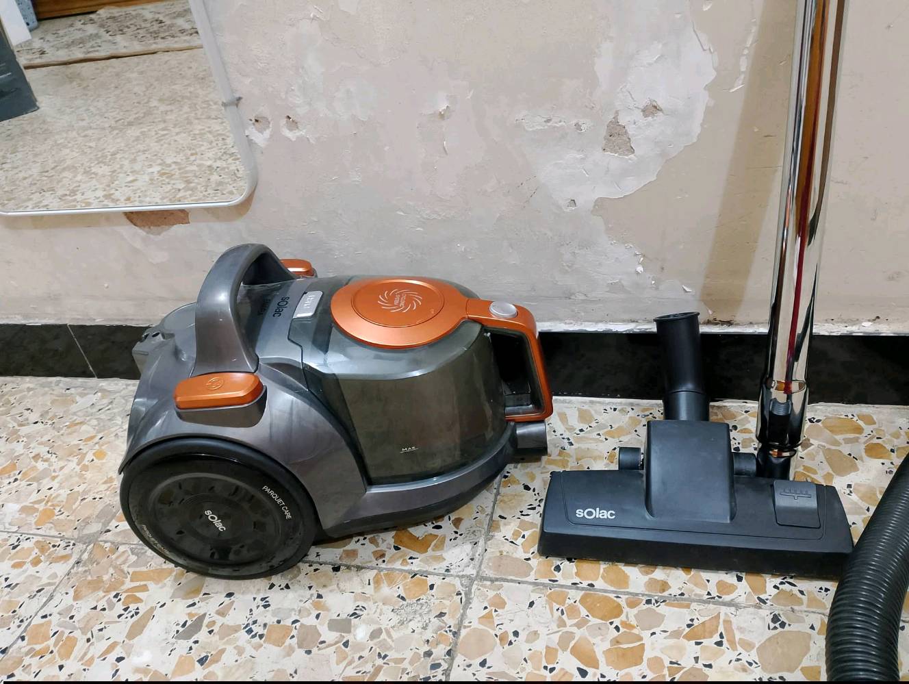 مكنسه كهربائيه • جديدة • استعملت مره