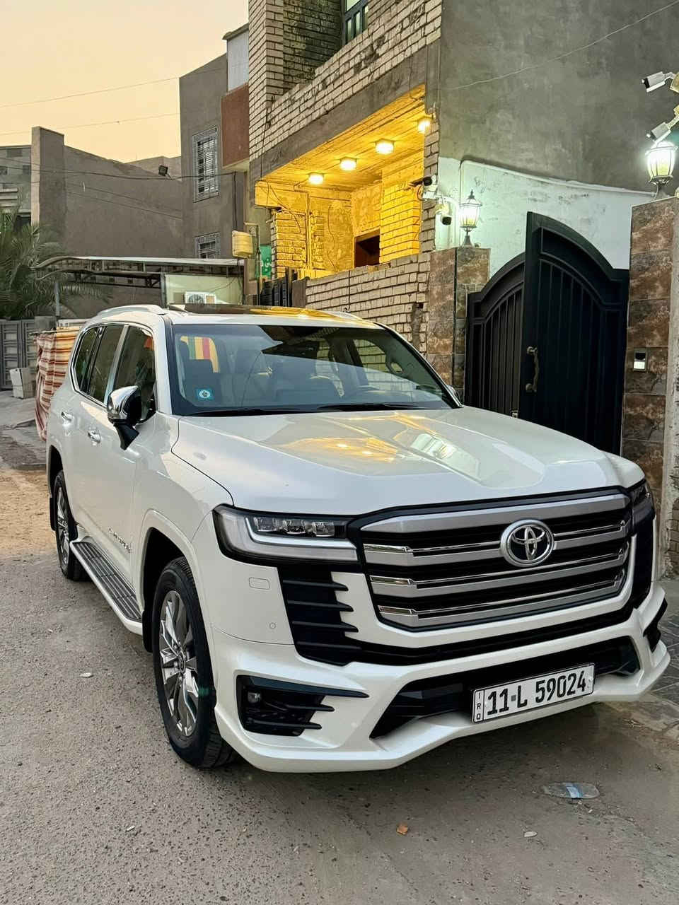 لاندكروز ساز ٢٤  vx تنفس طبيعي ماشي ٢٦ الف جديدة مكفولة كفالة عامة مغلفة ppf  اصلي  ١٠ طبقات ب  ٢٥ ورقة   امريكي وجام بولورايز السيارة على ايد وحدة من الشركة جديدة جدا صيانة دورية بالشركة واستخدام كلش قليل متطلع من الكراج للتواصل *********** موقعها بغداد شارع فلسطين السيارة باسمي وتحويل ثاني يوم

