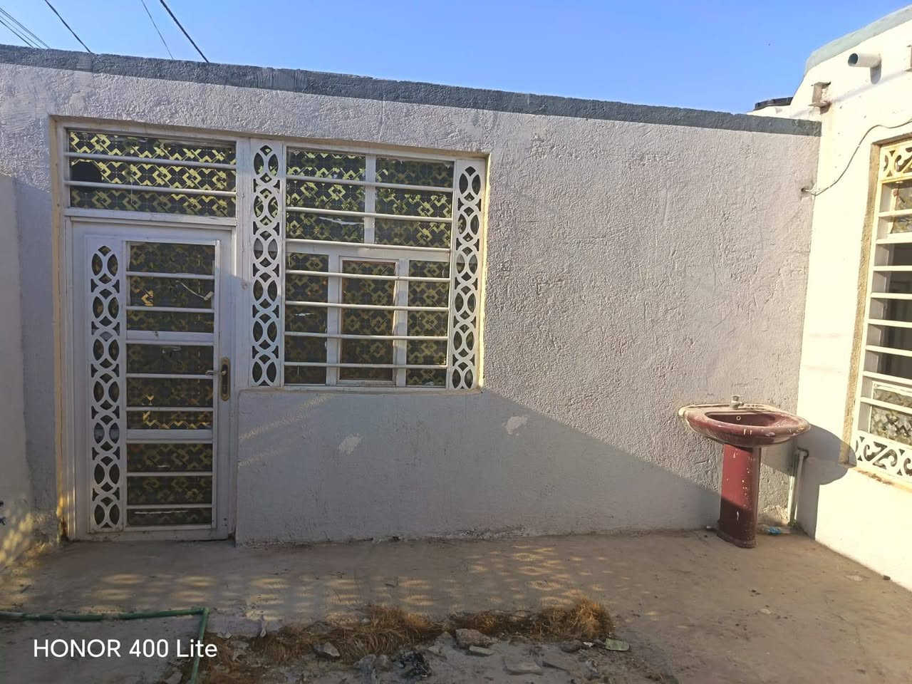 سلام عليكم بيت ١٢٠ متر مربع يتكون البيت من غرفتين وصاله ومطبخ وحمام داخل البيت وخارجي 
المكان البراكية شارع المطار القديم خلف أسواق الأمير
السعر 18 وبي مجال بسيط 
للاستفسار ***********
