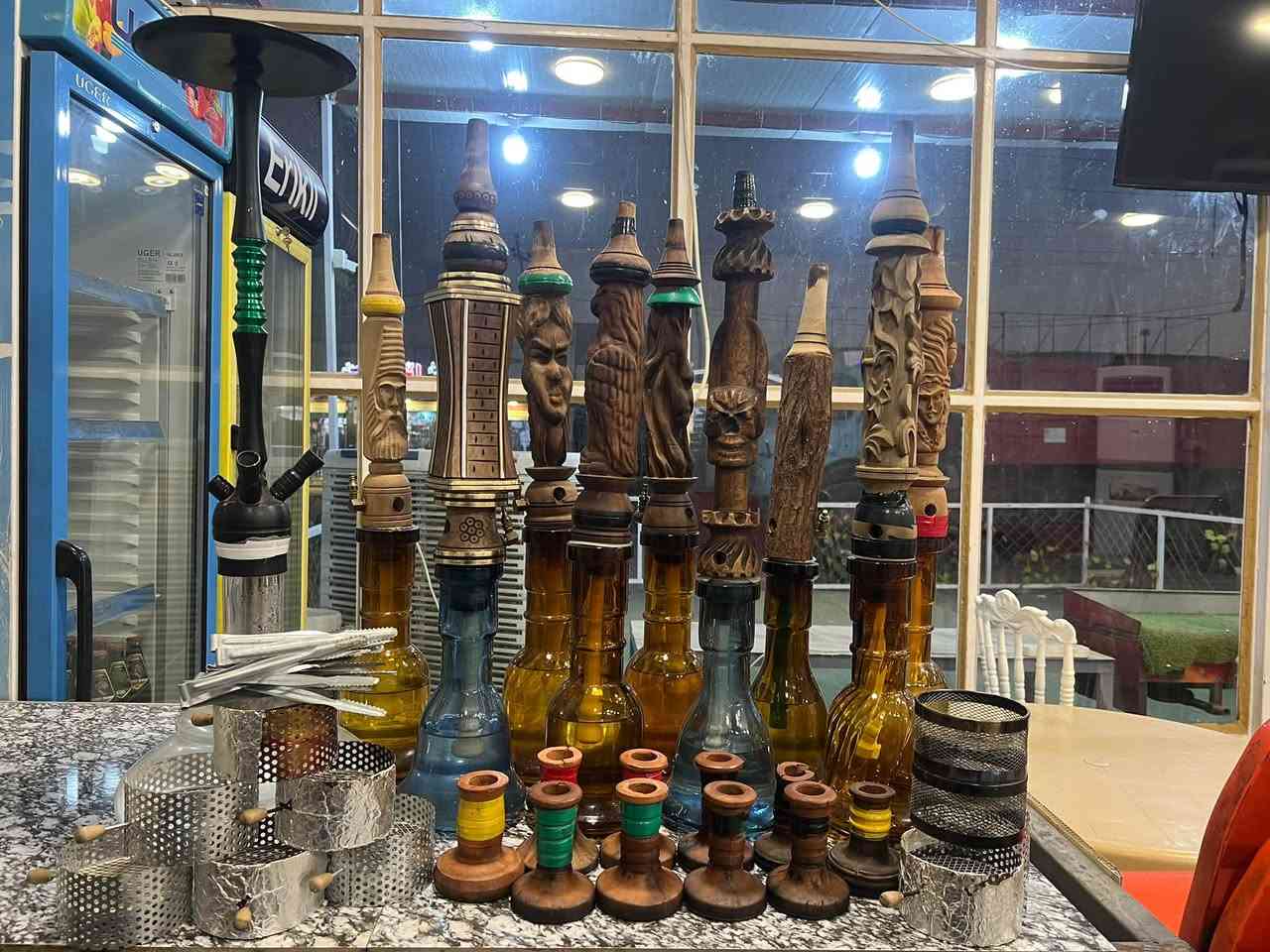 السلام عليكم غراض كوفي شوب للبيع نضيفات
ميز مربع عدد 4 
كراسي عدد 5 
النراكيل كلهن مطبوعات 
2 علج 
2 تفاحتين 
2 وحده خشب  وحده الماني 
4 انكليزي 
هنه وفناجينهن و قماجيهن وكماشات و مشبج كاملات للامانه النراكيل استخدام 4 اشهر يعني نفسهن يخبل و مخايسات 
نفاضات عدد 8 
دومنه 2 
استكاين 11 استكان 
للاستفسار 
واتساب ***********
للاتصال ***********
