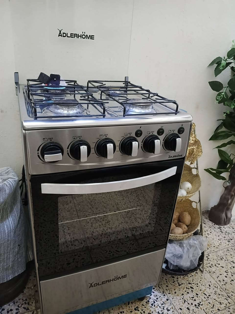 كاونتر نضيف مابي كل ضرر سعره ١٧٥ للبيع وطباخ جديد صار شهر من اخذته ١٧٥ وبي مجال للاستفسار اتصل ع رقم ممتواجد ع فيس***********
