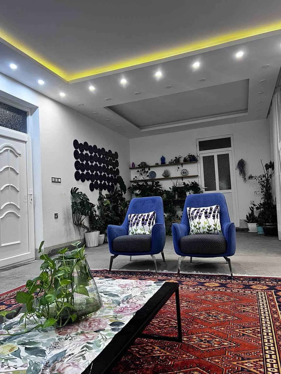 ئەم تاقم قەنەفەیە بۆ فرۆشتن ٨ نەفەریە زۆر تازە یە و شکاوی نیە 
700هەزار معمالە 
***********
قەزای/دوکان دخان, السليمانية
