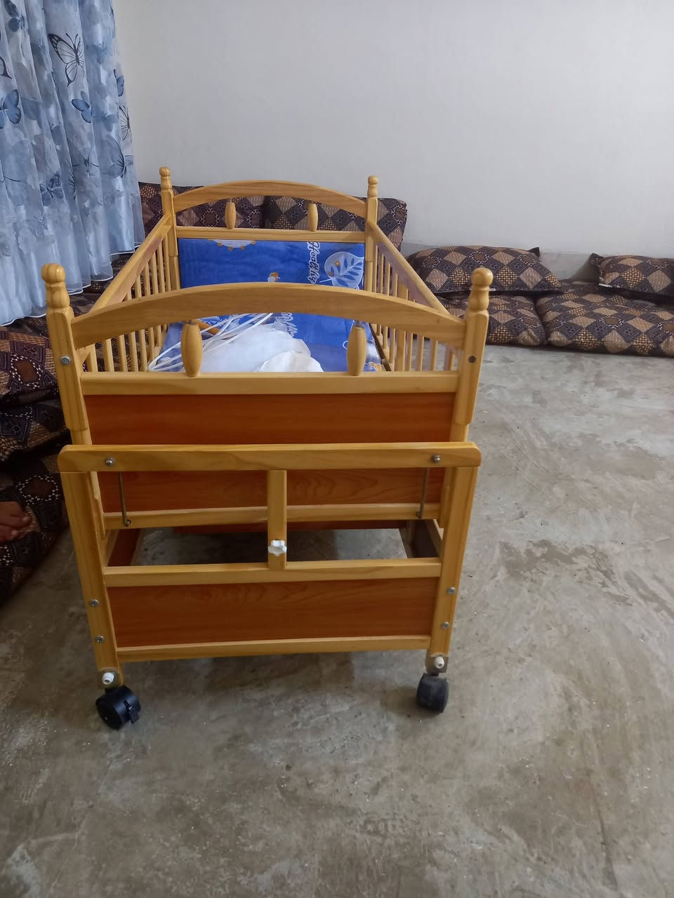 متاح تخت طفل البيع المكان حي سومر هذه رقمي ***********
