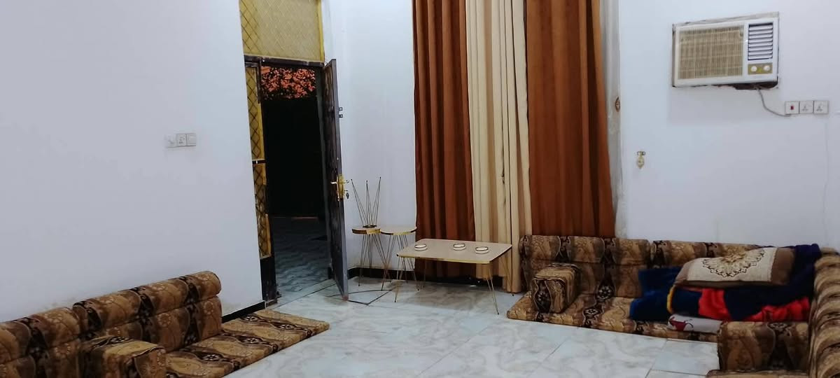 السلام عليكم 
بيت للبيع في العكر وره المحطه القطار، .
مساحة البيت: 200 متر.
السعر: 70مليون وبيه مجال.
للتواصل والاستفسار، الاتصال على الرقم التالي:.......... ‏‪***********‬‏
