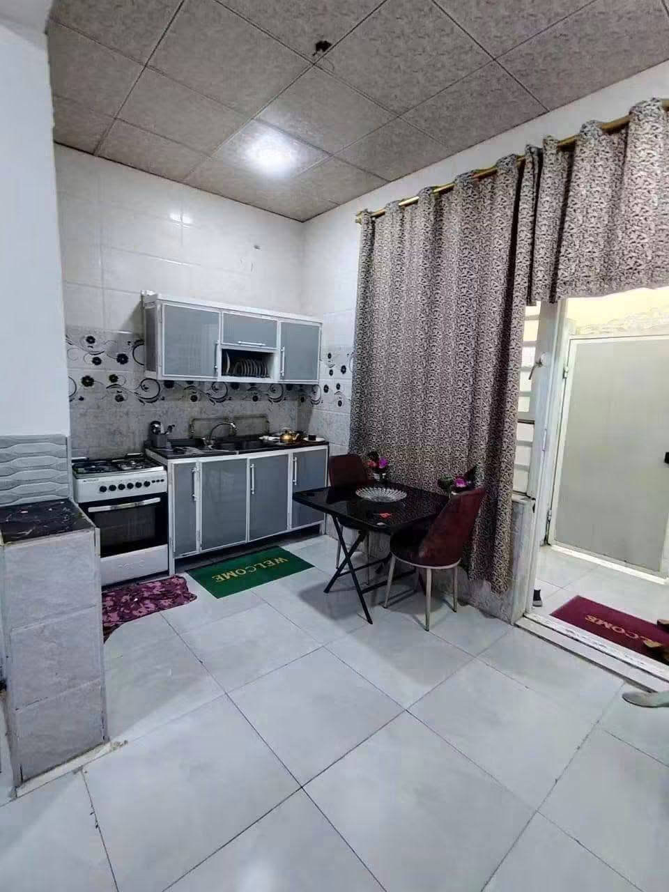 100 مربعه غرفتين  اوبراني  اومطبخ اوصحيات خارجيه اوداخليه بسعر 35 وبي مجال عنوان البيت النجف  شارع المطار الصب مقابل ملحق قرية الغدير عمود 314 البيت البعد  مالته عن الشارع صاير مرحله ثانيه يعني وصط البعد مالته عن الشارع  يعني بلخط الثاني للاستفسار اتصال اومراسله الرقم ***********
