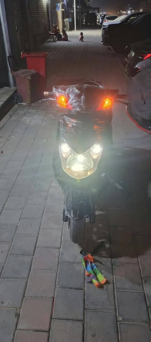 السلام عليكم سكنس فحل نوزل للبيع دراجة نضيفه مال بيت مكينه ناعمه نكره سلف تشتغل ترايك وين ما تريد للبيع ب800 وبيهه مجال قليل واتساب ***********
