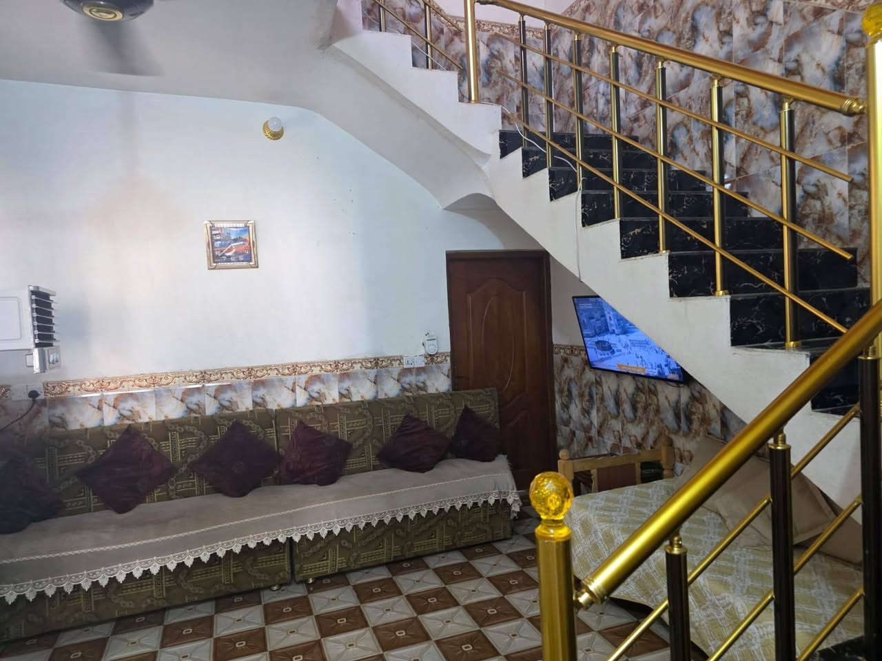مشتمل البيع حي جبيريه الثانيه قرب سوق مريدي المساحة ١٢٥م شارع ١٠م غرفتين وصاله ومطبخ ستقبال كراج صحيات للستفسار اتصل ***********
