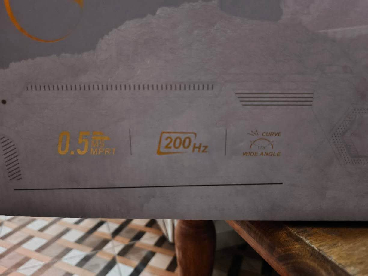 ٢٤ إنج • ٢٠٠ هرتز • منحنية