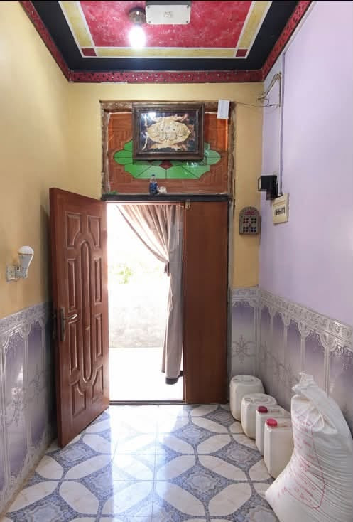 بيت للبيع مساحه م220 طابو صرف البيت نضيف او بناء طابوك مكانه في العكيكه الفرع الثاني يم مدرسة الافق الاهليه البيت (غرفتين -صاله -مطبخ-استقبال -مغاسل داخليه وخارجيه ) او مثل ما موضح لكم بل صور السعر (80) او بي مجال    ***********

نص مكتوب في الصور:
- SHOT ON POCO X3 NFC