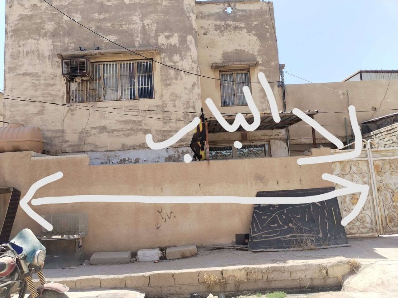 مشتمل 110 متر
طابو ملك صرف
طابق اول
غرفة ومطبخ وهول وحمام داخلي وصحيات خارجية
طابق ثاني 
غرفتين نوم 
بناء قديم 
مؤجر حاليا 200 ألف شهريا الخالص خلف مدرسه الشموع مجاور اسواق سوبر ماركت ابو أزل الشارع العريض اول فرع عليبات السعر المطلوب 80قابل التفاوض هاتف ***********
