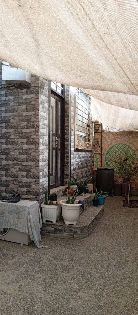 🏠 / دار للبيع مساحة ١٦٠م 
الواجهة  ١٠ م طابو زراعي سند 25

🧱 /البناء يحتوي على : مطبخ . هول . أستقبال . غرفتين . مجمع صحيات . طارمه طول ١٠ امتار 
سطح جبير كامل فرشي وبي مجال غرفتين شيش طالع بناء الي ياخذه بناء يكدر غرفتين يبني
الممر خلف البيت وبي باب خلف الفرع الثاني الممر عشرة امتار

الموقع 🌏 / سيف سعد مقابل علوة المخضر باتجاه بنشه

للأستفسار مراسلة الصفحة او الاتصال على الأرقام التالية 
***********
***********
