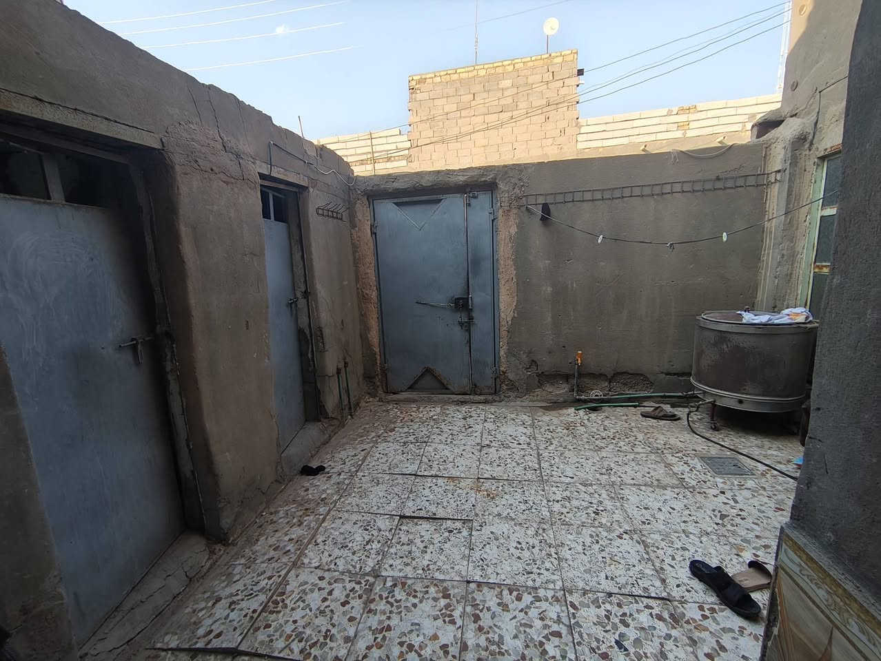بيت للبيع 100 متر مربع زراعي مشمول بالتطويب غرفة وصالة وبراني ومطبخ ومخزن 2 فوك وجوة وصحيات خارجية وداخلية 
 بستان الخزاعل مقايبل مطعم سيد كاظم مجاور بيت علي حياوي المؤذن
***********
