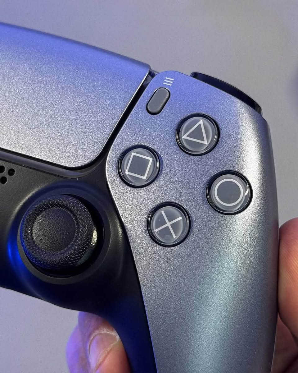 🎮 جوستك بلايستيشن 5 سلفر لامع  Sterling Silver 🎮
✨ نظيفة 100%
✅ أصلية بالكامل
✅ خالية من أي عطل
✅ غير مصلحة أو مفتوحة
✅ الأنالوك والأزرار شغالة تمام

💰 السعر: 70,000 دينار 
🚚 متوفر توصيل لجميع المحافظات

