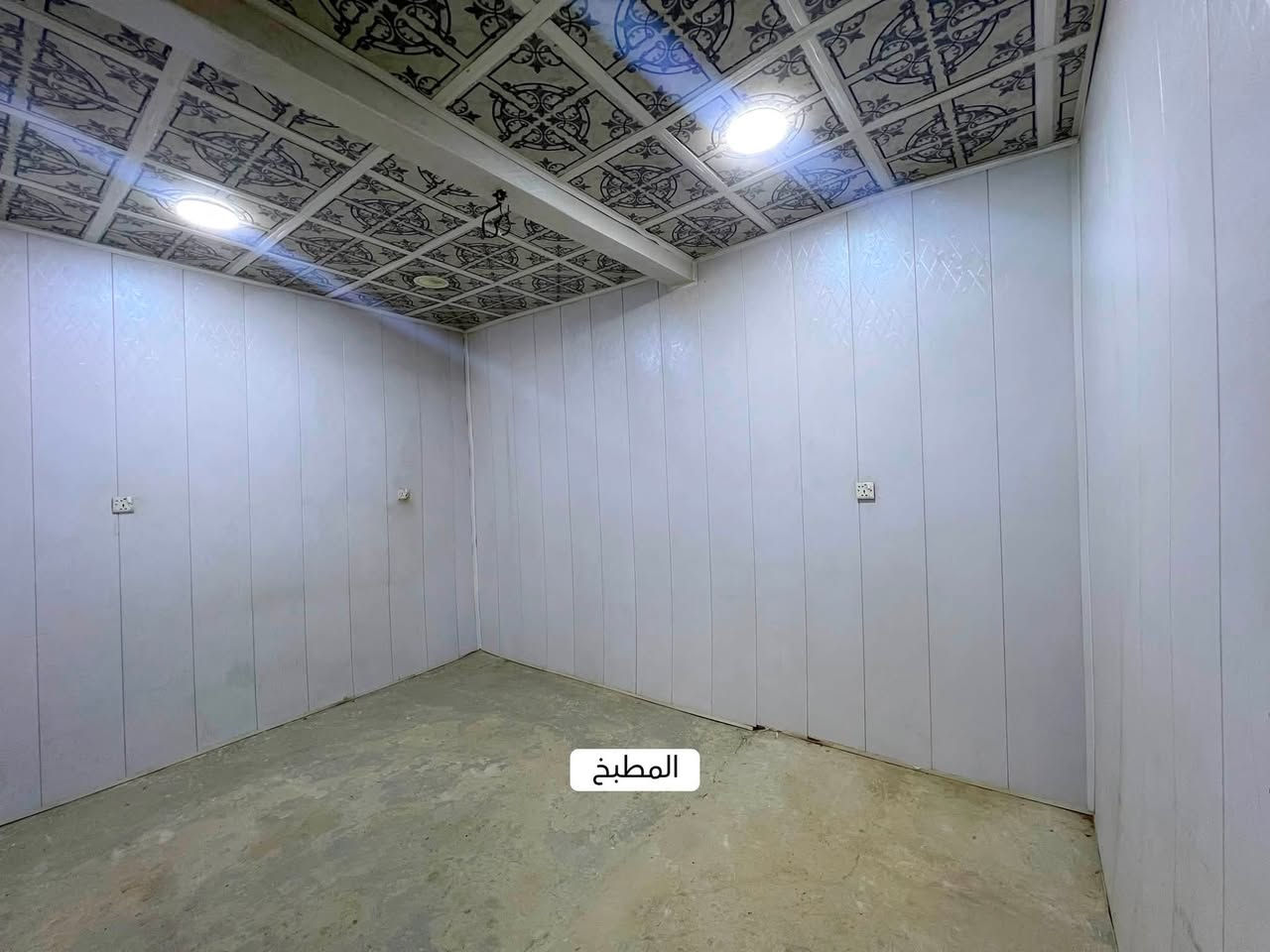 السلام عليكم ورحمة الله 

دار طابقين للبيع في منطقة كرفانات الشعلة الواقعة تحت جسر سريع الشعلة مجاور منطقة الاساتذة مساحة 80 متر بسعر مناسب جداً

يتكون الدار من الطابق الاول
گراج صغير
حمام + تواليت 
استقبال
هول
مطبخ

الطابق الثاني
غرفة نوم كبيرة
غرفة نوم صغيرة ومن عدها باب الى السطح

الدار كامل كهرباء ماء مجاري
نقص الدار صبغ وبعض الترتيبات الصغيرة

التواصل على *********** متوفر واتساب
