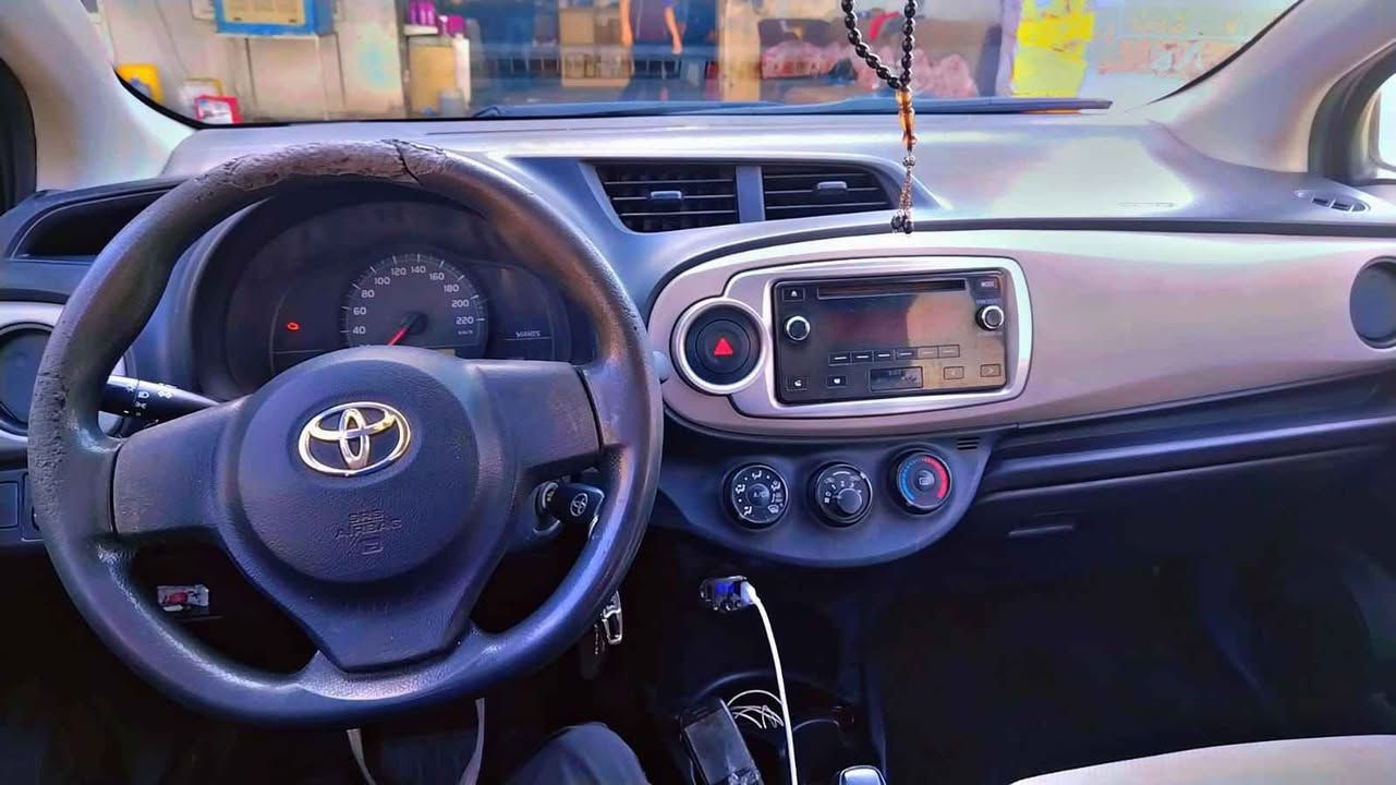 سلام علیک، ماڵی دۆست و خۆسەویستی بازاڕ, یارس2013 سپی بەفری پێش و پشتی کەپسە لای سیاقی دوو دەرگایی بیلاد گۆردراوە و جاملغی پێش و پشتەوەشی سبوغە کەمێک لێواری سەقفەکەی ساردە کوتی هەیە، ڕەقەم نوێیە و سەنەوی و ژینگەیی هەتا 2030 ــیە، 88 وەرەقە و معامەلە، تکایە پەیوەندی بەو ژمارە تەلەفۆنەوە بکە چونکە من خاوەنی نیم، *********** أربيل, العراق

نص مكتوب في الصور:
- Wednesday 4:33 PM