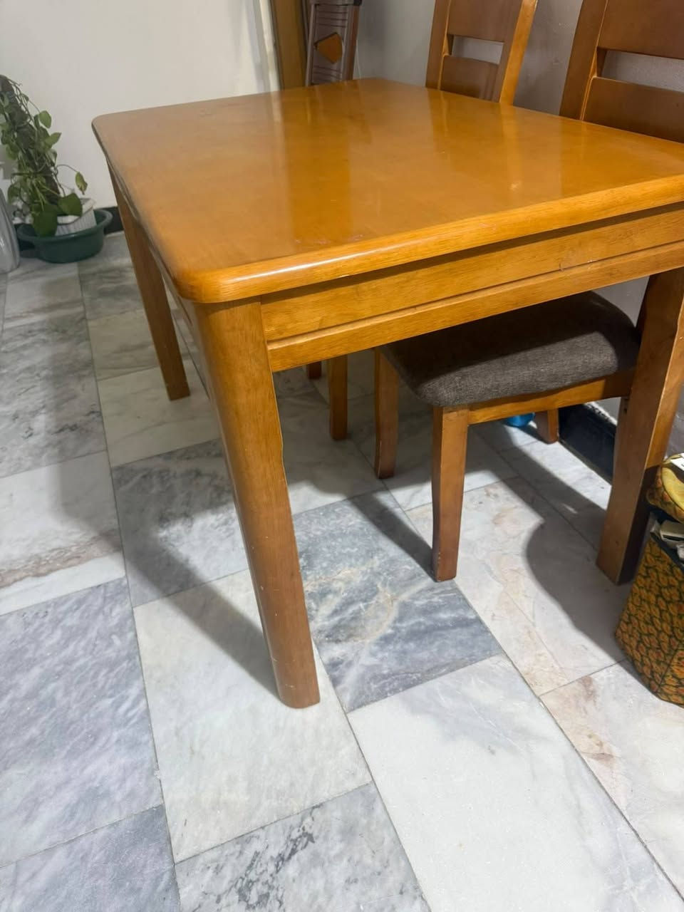 ثلاجه حجم صغير ماركة Hisnse
بعده اخت الجديده
السعر 100 الف
ميز طعام مع كراسي خشب صاج نوعيه راقيه مو سوكي
السعر 200 الف
هاي الأسعار مابيه عمله وما انزل من السعر الي يريد يشتري يجيني
العنوان السيديه
الرقم *********** واتس
